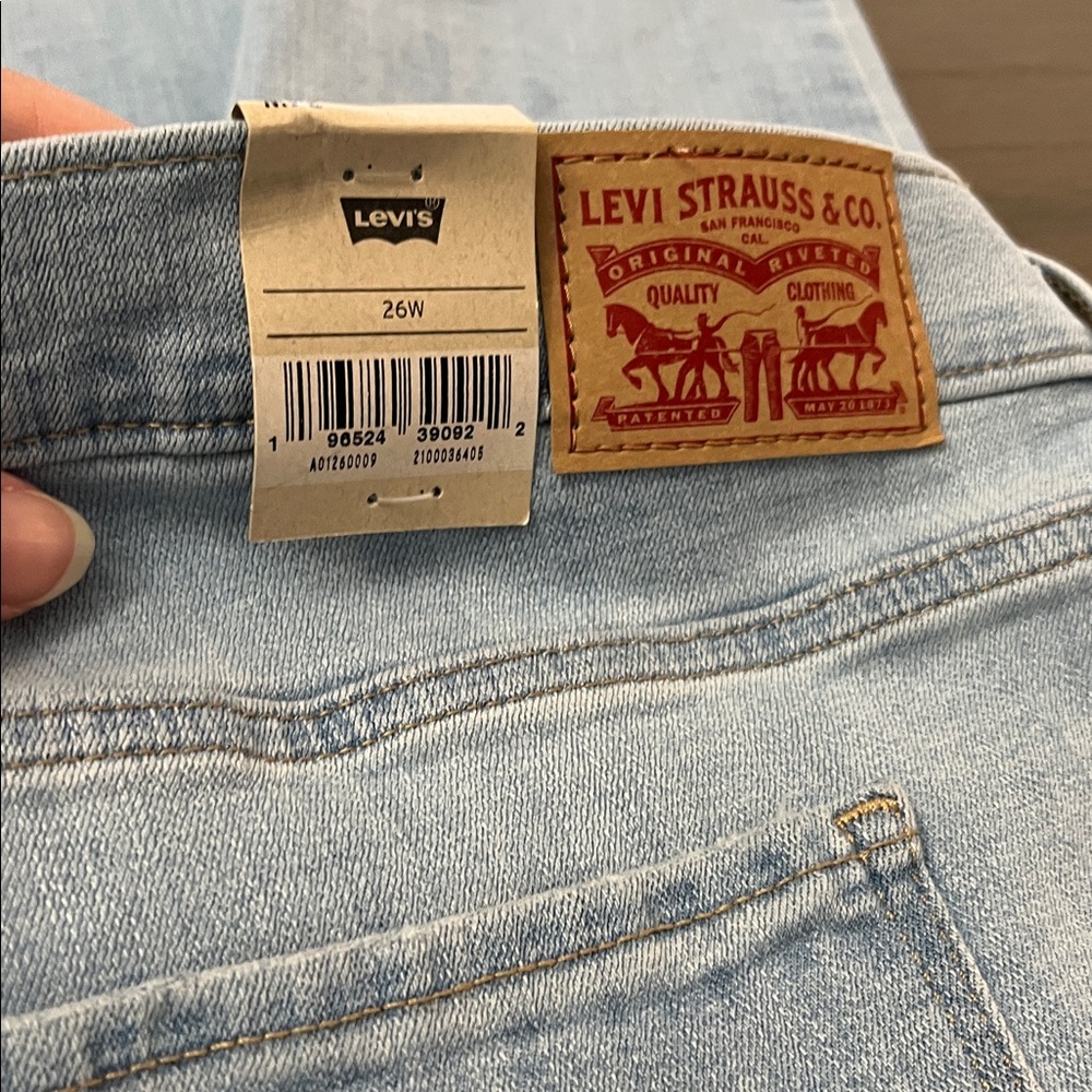 Levi's Women's Cropped Light Blue Jeans - Picture 12 of 16